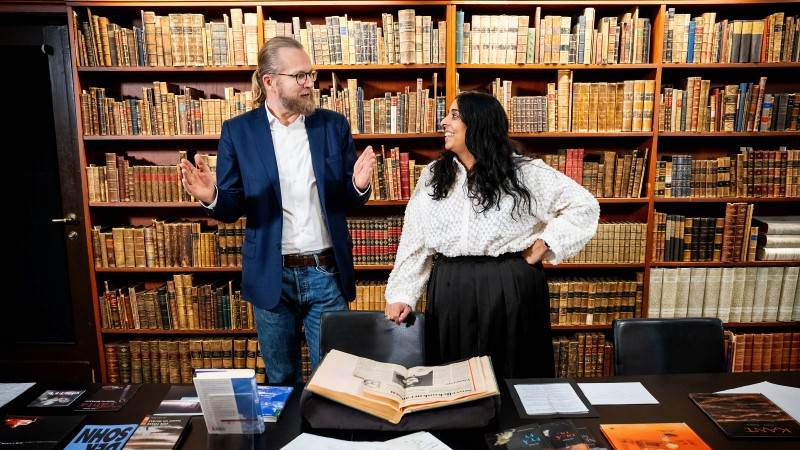 Nasjonalbibliotekar Aslak Sira Myhre og kultur- og likestillingsminister Lubna Jaffery snakker sammen med bøker av Jon Fosse i forgrunnen