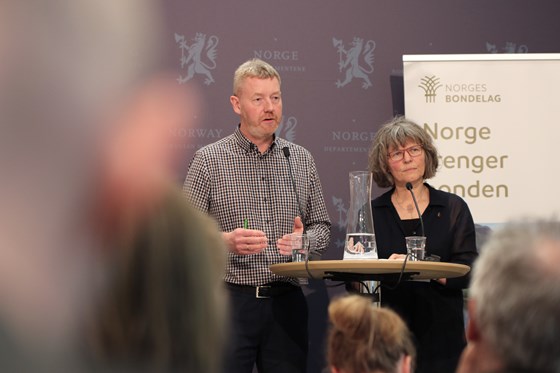 Bjørn Gimming, leder i Norges Bondelag, og Kjersti Hoff, leder i Norsk Bonde- og Småbrukarlag.