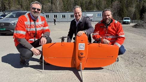 Jon-Ivar Nygård, Bjørn Laksforsmo og Tore Magnus Follinglo foran en drone