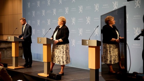 Helse- og omsorgsminister Bent Høie og statsminister Erna Solberg på pressekonferanse