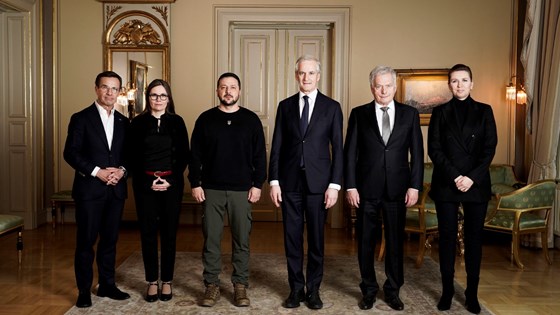 Ukrainas president sammen med nordiske statsministre og presidenten i Finland
