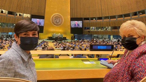 Utenriksminister Ine Eriksen Søreide og statsminister Erna Solberg på plass ved åpningen av generaldebatten i FN. Foto: Mona Juul, FN-delegasjonen