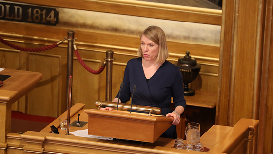 Bilde av utenriksminister Anniken Huitfeldt på Stortingets talerstol 