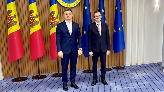 Moldovas statsminister Dorin Recean og utanriksminister Espen Barth Eide ståande foran flagga til Moldova og EU