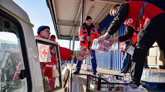 Norge har gitt store bidrag til Røde Kors-bevegelsen  som her formidler hjelp til Ukraina.   Foto: Maksym Trebukhou, Røde Kors