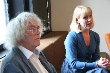 Kulturminister Anniken Huitfeldt tildelte forfatter Dag Solstad statens æreslønn 17. juni 2011.
