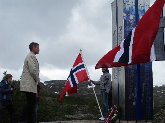 Miljø- og utviklingsminister Erik Solheim under markeringa av fredinga av Serberleieren ved Øvre Jernvann i Narvik. Foto: Jon Berg, Miljøverndepartementet.