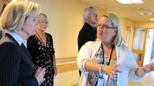 Helse- og omsorgsminister Anne-Grete Strøm-Erichsen besøkte tirsdag Aker. Her i samtale med