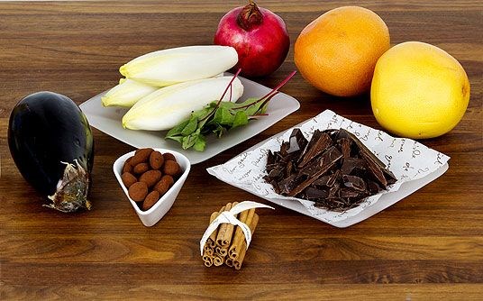 Bildet viser typiske bitre råvarer som kanel, mørk sjokolade, grapefrukt, aubergine og bitre salter som red ruhrbarb og endive.