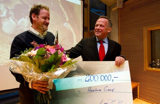 Landbruks- og matminister Lars Peder Brekk delte ut en sjekk på 200.000 kroner til vinneren av BU-prisen 2011, Torstein Hatlevik innehaver av Haaheim Gaard på dagens pressekonferanse i Berlin.