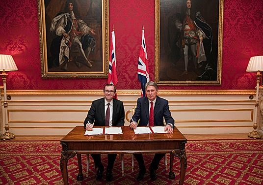 Forsvarsminister Espen Barth Eide og Storbritannias forsvarsminister Philip Hammond skrev under Memorandum of Understanding