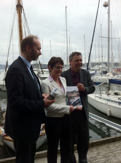 Statsrådene Trond Giske og Lisbeth Berg-Hansen har mottatt rapport om sikkerhet i fritidsbåter fra sjøfartsdirektør Olav Akselsen (t.h)