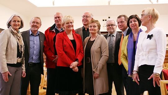 Kunnskapsminister Kristin Halvorsen og forsnyings- og administrasjonsminister Rigmor Aaserud sammen med avtalepartnerne.