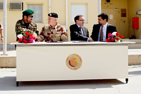 Brigader general, Noor Mohammad Hamid, forsvarssjef Harald Sunde, forsvarsminister Espen Barth Eide og guvernør, Ahmed Faizal Begzaad signerer overtakelsesprotokollen i den norskledede leiren i Maimanah i Faryab provins, Afghanistan.