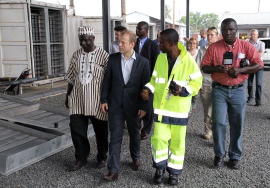 Utviklingsminister Heikki Holmås besøkte et dieselkraftverk i Liberia tidligere i år. Foto: UD