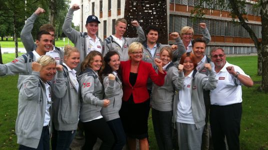 Bilde av Kristin Halvorsen sammen med yrkeslandslaget 2013