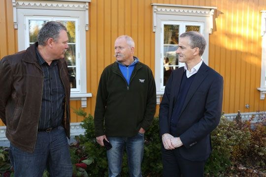 Helse- og omsorgsminister Jonas Gahr Støre, Harry Øie og Odd Runar Bråthen.  