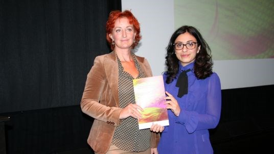 Leiar av arbeidsgruppa for mangfald i film og TV-drama Nina Grünfeld og kulturminister Hadia Tajik