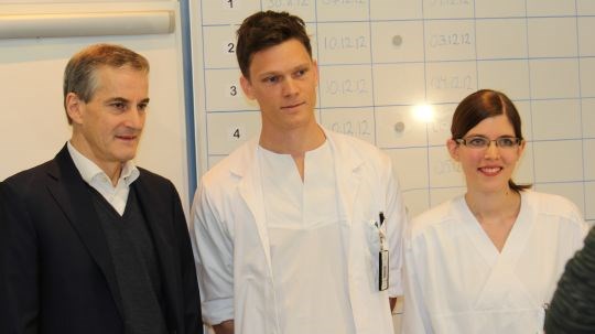 Helse- og omsorgsminister Jonas Gahr Støre fikk demonstrert arbeidet med pasientsikkerhet ved Sykehuset i Vestfold.