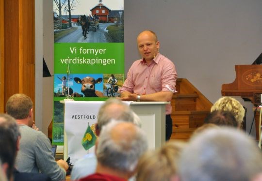 En engasjert statsråd Trygve Slagsvold Vedum møtte om lag 100 Vestfoldbønder i debattmøtet på Gjennestad.