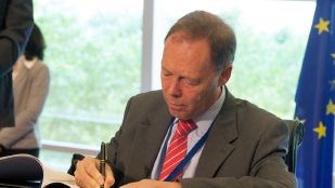 Ambassadør Petter Wille signerer protokoll 15 om endring av den europeiske menneskerettighetskonvensjon