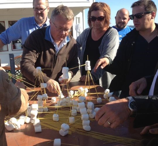 Ledere i Østre Toten driver teambuilding ved å bygge tårn av spaghetti og marshmellows