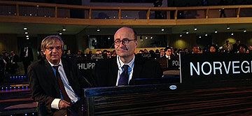Statssekretær Hans Brattskar (t.h.) under Leaders Forum i Unesco, Paris