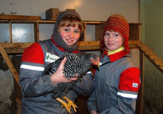 Jentene Natalia og Mariia trives godt i nordnorsk landbruksmiljø.