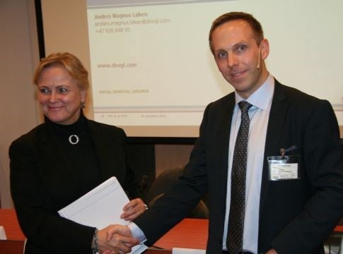 Kulturminister Thorhild Widvey mottar kvalitetssikringsrapporten om Oslos OL-søknad av Anders Magnus Løken i DNV GL AS.