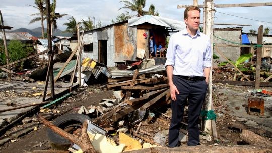 Utenriksminister Børge Brende observerer situasjonen to måneder etter at 14 millioner mennesker ble rammet av tyfonen Haiyan på Filippinene 8. november 2013. Foto: Astrid Sehl, UD