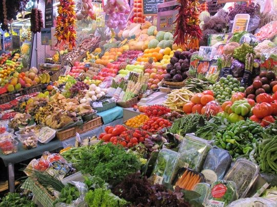 Bugnende grønnsaksdisk på et marked.