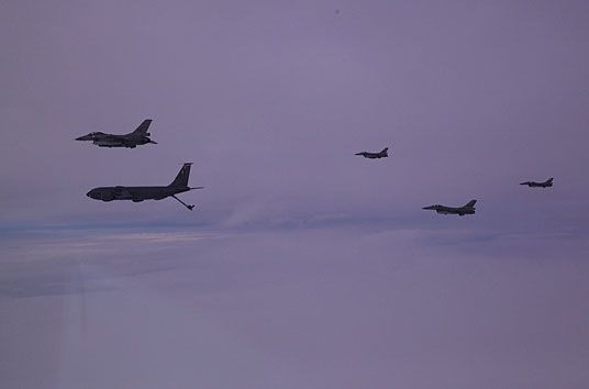 Norske F-16 og amerikansk tankfly over Island.