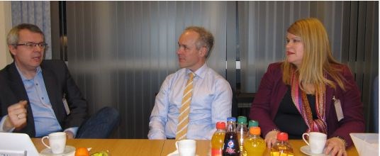Daglig leder i Kirkenes Næringshage, Terje Meyer, statsråd Jan Tore Sanner og direktør i Innovasjon Norge Finnmark, Linda Beate Randal.