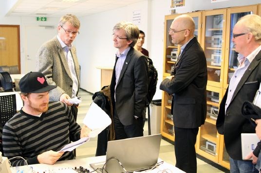 Statssekretær Paul Chaffey fikk demonstrert hvordan studentene ved Høgskolen i Bergen lærer robot-teknologi i praksis 