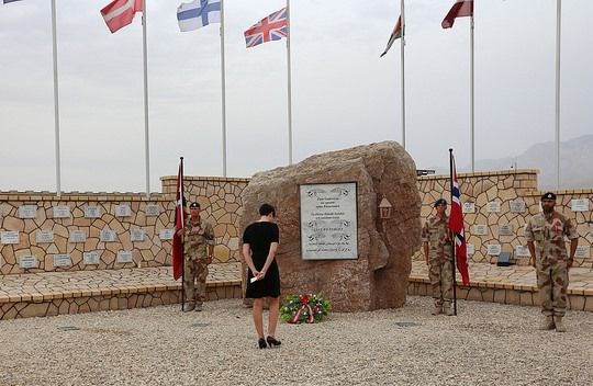 Under besøket til forsvarsminister Ine Eriksen Søreide ble det avholdt en minnestund for våre falne soldater ved minnelunden i Camp Marmal. 