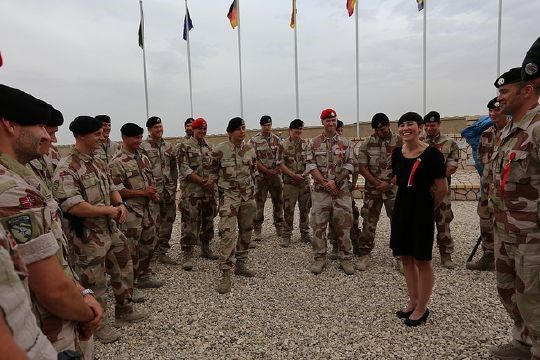 Forsvarsminister Ine Eriksen Søreide snakket med soldatene i PAT-styrken etter markeringen i minnestunden i Camp Marmal, Afghanistan