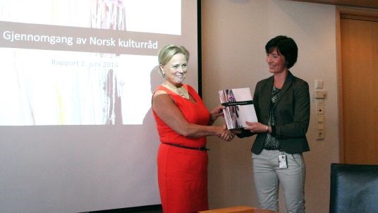 Utredningsleder Christine Hamnen overrekker rapporten til kulturminister Thorhild Widvey 2. juni 2014