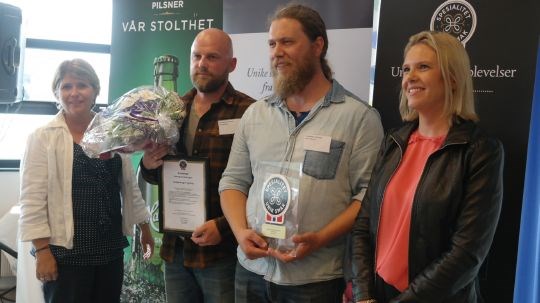 Landbruksminister Sylvi Listhaug delte ut Spesialitet-merket til Roar Sandodden (tv) og Jørn G. Andersen (th) fra Klostergården. Nina Sundqvist Direktør i Matmerk (t.v) . 