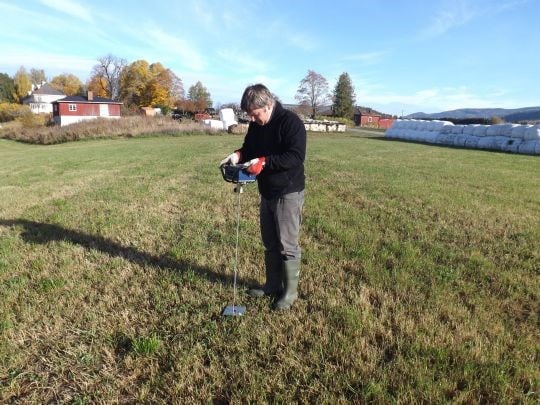 Rådgiver Eirik Kolsrud i Norsk Landbruksrådgiving Østafjells tester et Eijkelkamp digitalt penetrometer som skal brukes til registreringene i hovedprosjektet. 