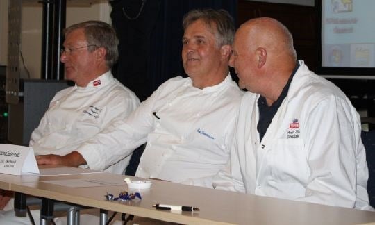 Kokkane Gunnar Nagel- Dahl,  Ove Zakariassen og Knut Erik Grindaker gler seg til folka skal smake på dei gode geiteprodukta