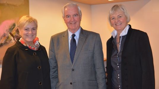 Bildet viser tre av møtedeltakerne, kulturminister Thorhild Widvey, Sir Craig Reedie og Valgerd Svarstad Haugland   