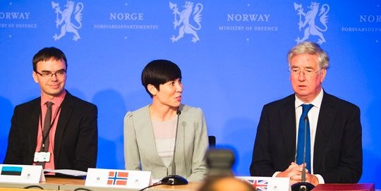 På bildet ser vi forsvarsministerene Sven Mikser (Estland), Ine Eriksen Søreide (Norge) og Michael Fallon (Storbritannia).
