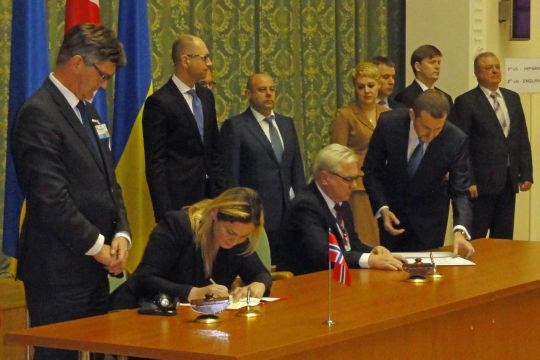 Statssekretær Ayhan og motparten hennar, viseminister Piatnitski, under ein avtale om etablering av ein kommisjon for handels-, næringslivs- og økonomisk samarbeid.