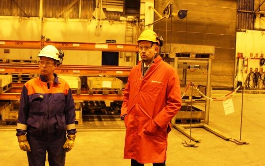 Olje- og energiminister Tord Lien får en omvisning på Aker Solutions verkstedhall i Sandnessjøen. Her sammen med Annebjørg Skjerve.