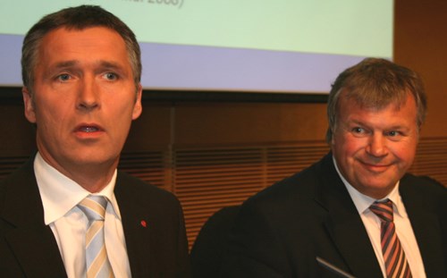 Statsminister Jens Stoltenberg og arbeids- og inkluderingsminister Bjarne Håkon Hanssen på pressekonferansen om trygdeoppgjøret 2008.