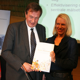 foto av Hove som overrekker NOU-en til Huitfeldt