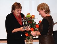 Statsråd Aasrud deler ut Klarspråkprisen 2010 til UDIs direktør direktør Ida Børresen. Foto: Difi