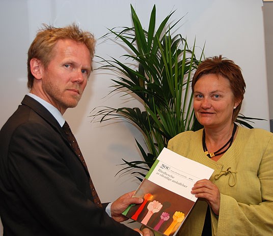 Utvalgsleder Fredrik Sejersted overleverer  sluttrapporten ”Håndhevelse av offentlige anskaffelser” til fornyings-, administrasjons- og kirkeminister Rigmor Aasrud.