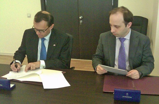 Statssekretær Espen Barth Eide og Georgias forsvarsminister Bachana Akhalaia undertegnet avtalen.