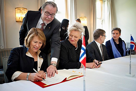 Forsvarsminister Grete Faremo signerer nordisk sikkerhetsavtale. - Foto: Forsvarets mediesenter